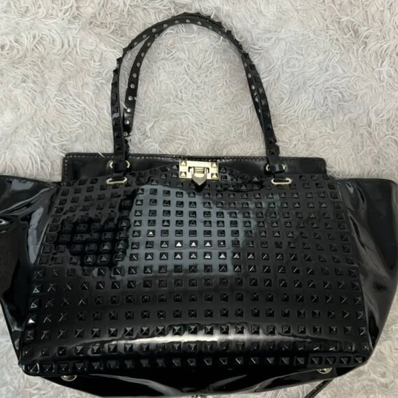 VALENTINO GARAVANI Patent Medium Rockstud Tote Black - Picture 1 of 13